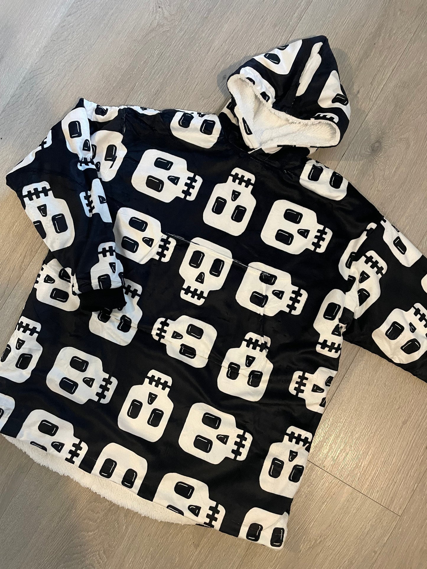 Black White Skulls Spooky Halloween Theme Blanket Hooded Jumper Hoodie Winter Oversized Kids Adults