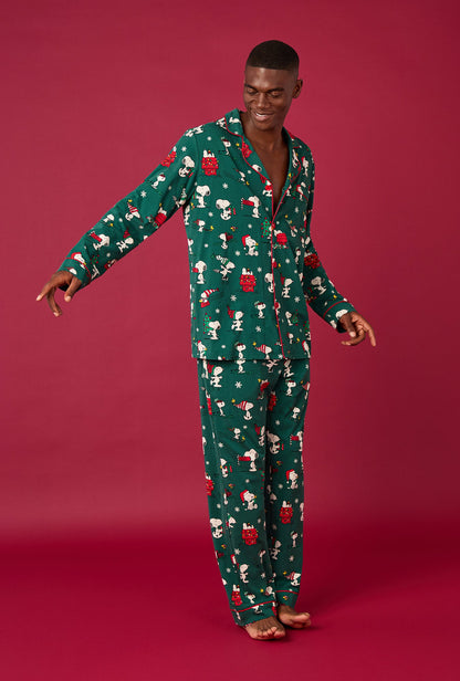 ®Snoopy's Holiday Fun Men's Long Sleeve Classic Stretch Jersey Pj Set