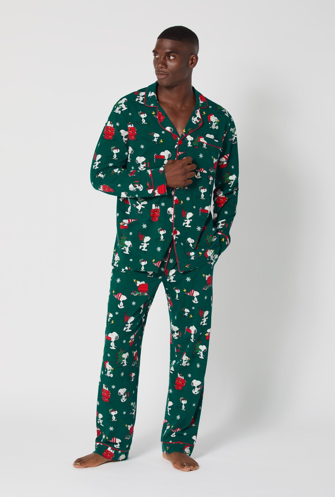 ®Snoopy's Holiday Fun Men's Long Sleeve Classic Stretch Jersey Pj Set