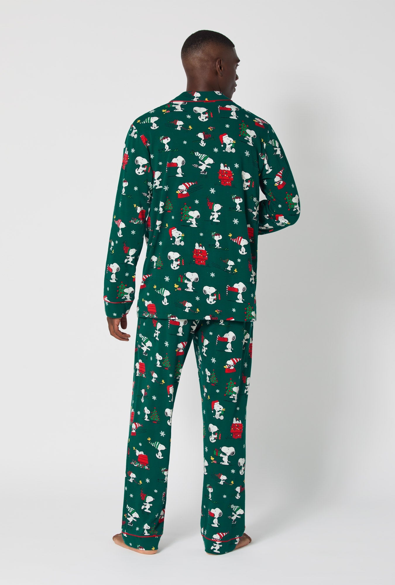 ®Snoopy's Holiday Fun Men's Long Sleeve Classic Stretch Jersey Pj Set