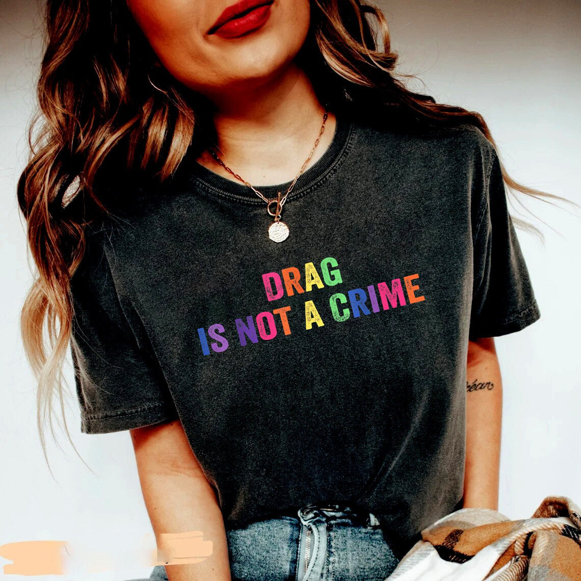 Ní Léine Coireachta é Drag, Tacaigh le Léine Drag In Tenesssee, Léine Cearta LGBTQ, Cosain Drag Top, Pro Drag Queen Tee, léine Drag Ban Agóide