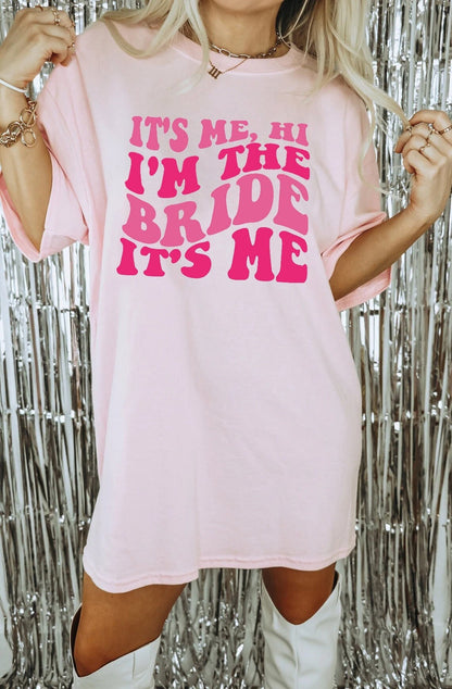 Gift for Bride, Funny Bride Shirt, Engagement Gift, Its Me Hi Im the Bride Its Me, Retro Groovy Bride Shirt, Funny Bride gift shirt