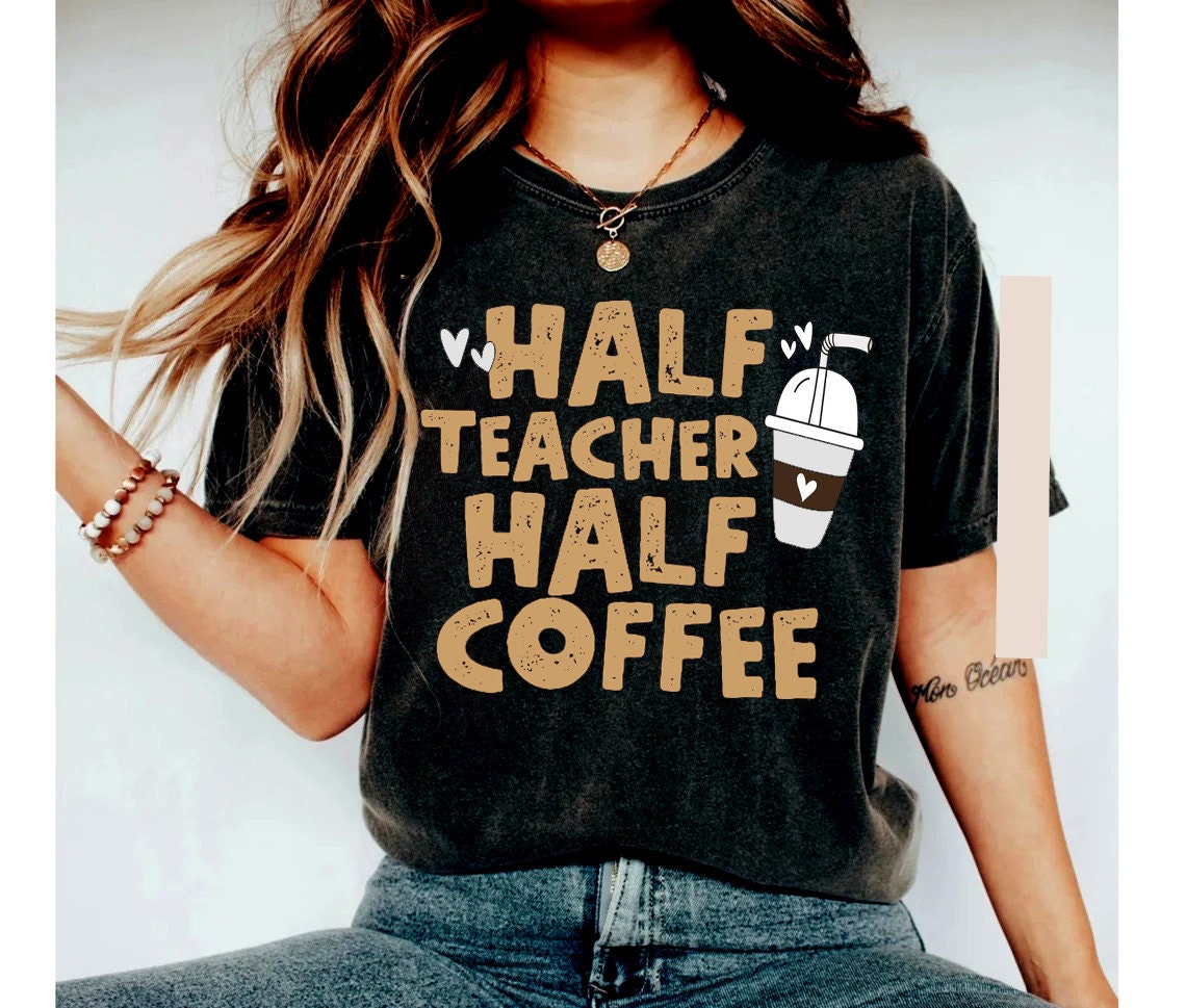 Halv Lærer Halv Kaffeskjorte, Kaffemisbruger Lærerskjorte, Teacher Appreceation, Funny Teacher Shirt, Cool Teacher-T-shirt, Gave til Lærer