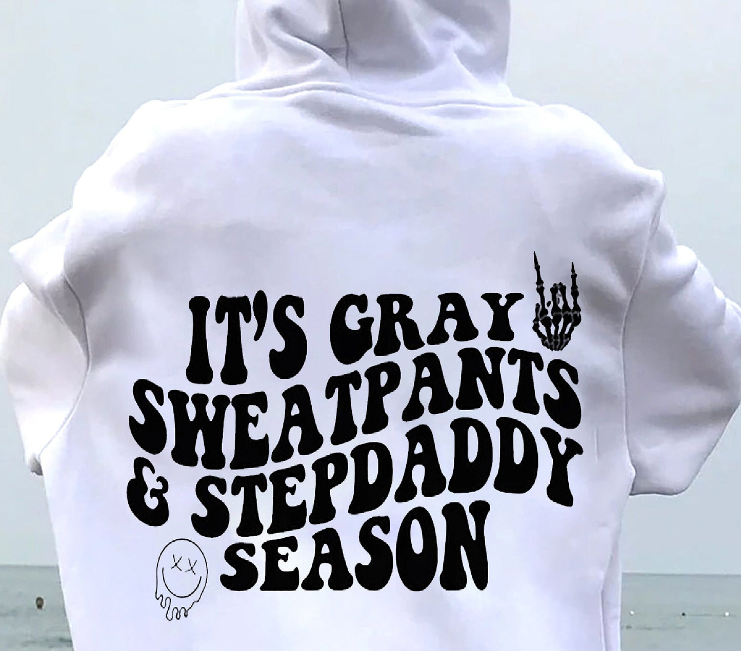 Sweatpants Liath Agus Léine Tae Séasúr Stepdaddy Le Focail Ar A Chúl Léine Grafach Mná Greannmhar T-léine Trendy Aeistéitiúil