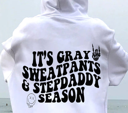 Sweatpants Liath Agus Léine Tae Séasúr Stepdaddy Le Focail Ar A Chúl Léine Grafach Mná Greannmhar T-léine Trendy Aeistéitiúil