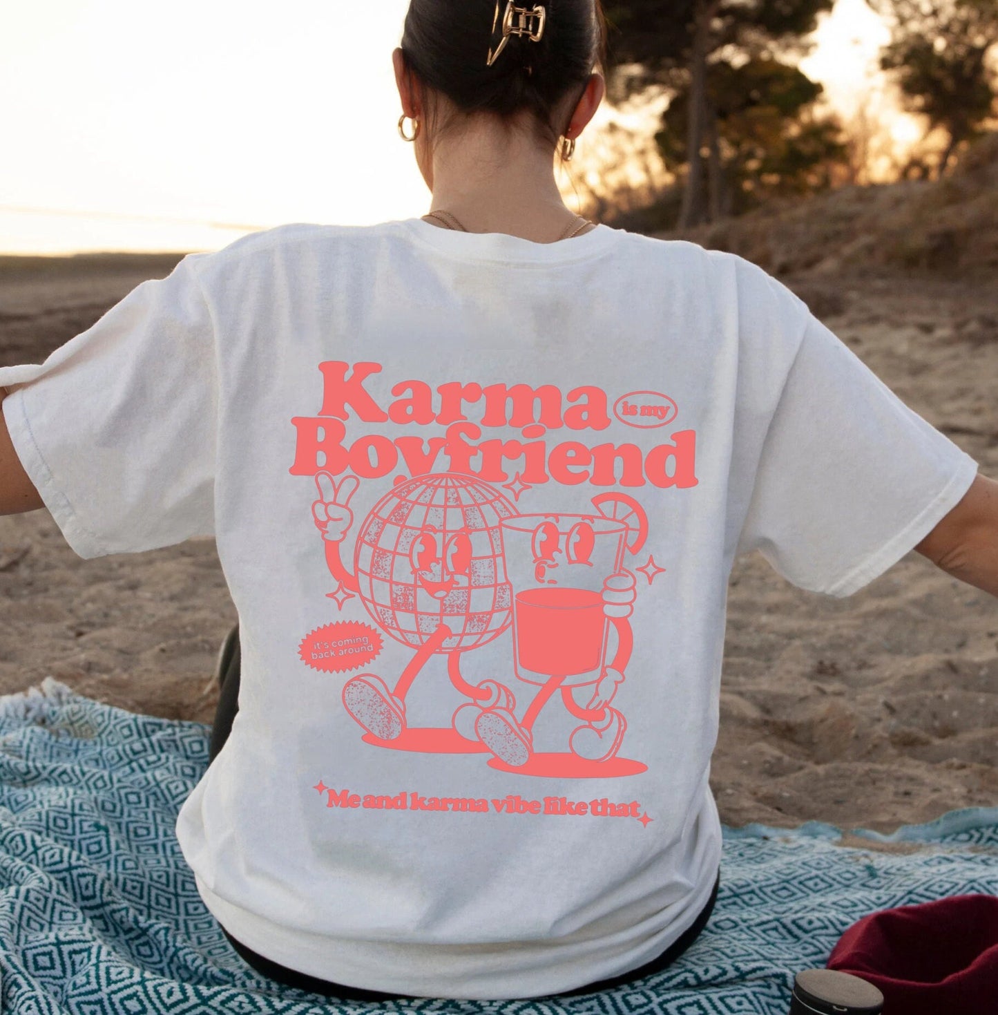 Is T-léine Karma Mo Bhuachaill, Buail Leam Ag Meán Oíche Léine Vigilante, Léine Karma Tee Retro Greannmhar, Mise Agus Karma Vibe Mar an T-léine Sin