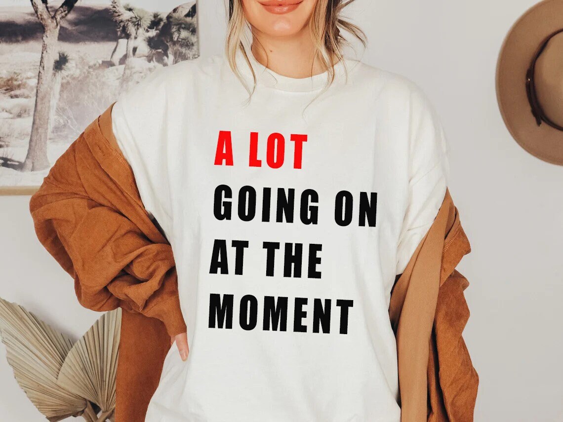 Ikke meget i gang i øjeblikket T-shirt, ikke meget skjorte, skjorte i afslappet pasform, skjorte med tekster, skjorte med tekster, meget på gang i øjeblikket
