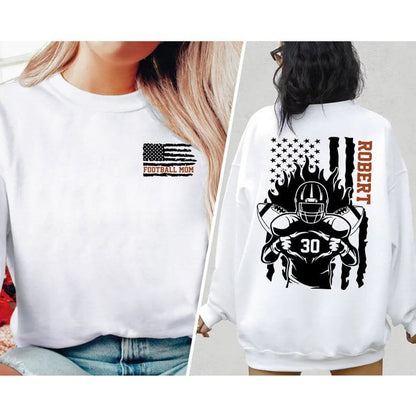 Personlig Fodbold Mom Shirt, Custom Game Day Mom Fodbold T-shirt, Barnets navn og nummer Fodbold Game Season Shirt, Gameday Sports Mama gave