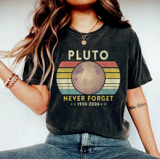 Pluto Never Forget Retro Style T-shirt, Funny Dwarf Planet Tee, Outer Space Gift for Men and Women, Vintage Solar System Humor sweatshirt