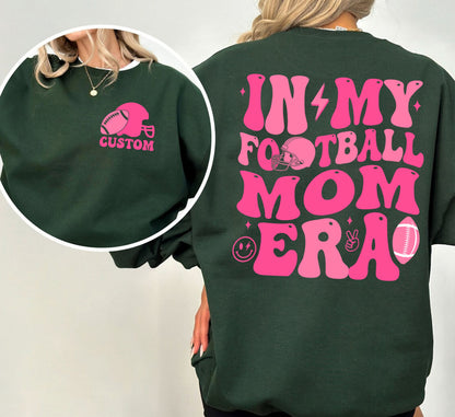 Retro In My Football Mom Era hættetrøje, Custom Football Mom T-Shirt, Mom Era Tee, Game Day Shirt, Retro Football Mom, Football Mom Gift