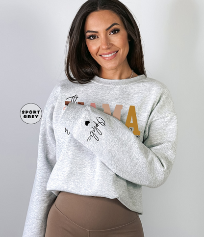 Custom This Mama Wears Her Heart On Her Sleeve Hoodie, gepersonaliseerde moedersweater met kindernamen, schattige mama-outfit, Moederdagcadeaus