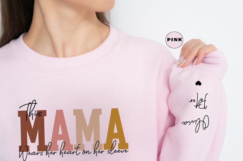 Custom This Mama Wears Her Heart On Her Sleeve Hoodie, gepersonaliseerde moedersweater met kindernamen, schattige mama-outfit, Moederdagcadeaus