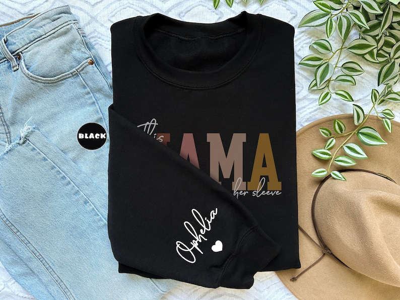 Custom This Mama Wears Her Heart On Her Sleeve Hoodie, gepersonaliseerde moedersweater met kindernamen, schattige mama-outfit, Moederdagcadeaus