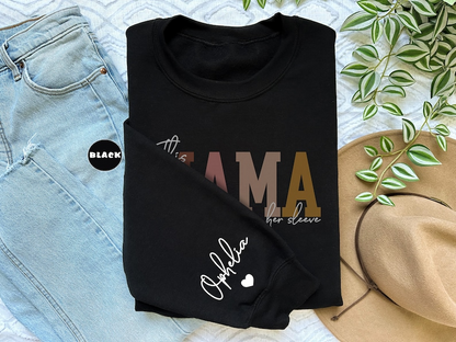 Custom This Mama Wears Her Heart On Her Sleeve Hoodie, gepersonaliseerde moedersweater met kindernamen, schattige mama-outfit, Moederdagcadeaus
