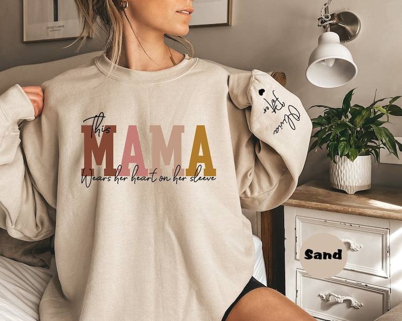 Custom This Mama Wears Her Heart On Her Sleeve Hoodie, gepersonaliseerde moedersweater met kindernamen, schattige mama-outfit, Moederdagcadeaus