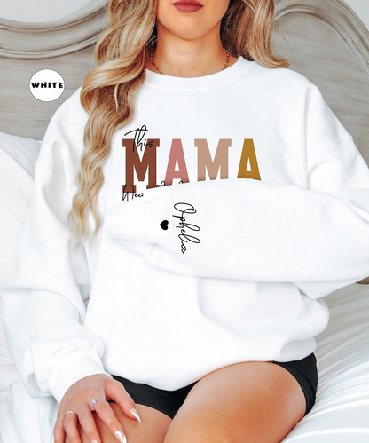 Custom This Mama Wears Her Heart On Her Sleeve Hoodie, gepersonaliseerde moedersweater met kindernamen, schattige mama-outfit, Moederdagcadeaus