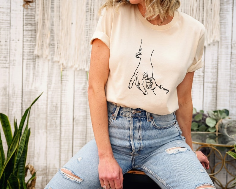 Aangepast moedershirt van kinderen, gepersonaliseerd moeder- en kinderhandshirt, familie met kindernamen, Moederdagcadeau van kinderen, moeder kinderhanden T-shirt