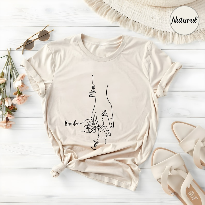 Aangepast moedershirt van kinderen, gepersonaliseerd moeder- en kinderhandshirt, familie met kindernamen, Moederdagcadeau van kinderen, moeder kinderhanden T-shirt