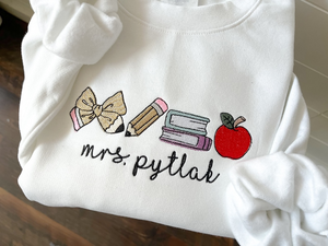 Besticktes personalisiertes Lehrer-Namens-Sweatshirt mit Rundhalsausschnitt - individuelles Lehrer-Pullover - süsse Lehrerkleidung - Spirt Wear - Lehrer-Ikone