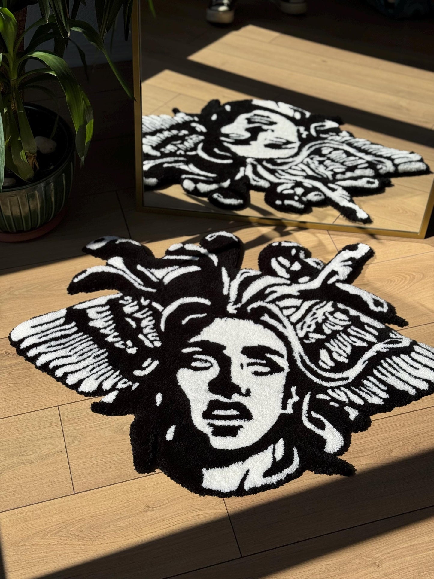 Medusa Tufted Rug – Handmade Fluffy Greek Mythology Carpet – Bold Statement Floor Art – 3D Textile Wall Decor