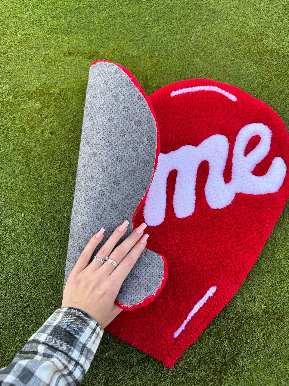 Heart-shaped tufted rug – Handmade love rug, romantic home decor, Valentine’s gift, cozy heart carpet, fluffy rug, custom design
