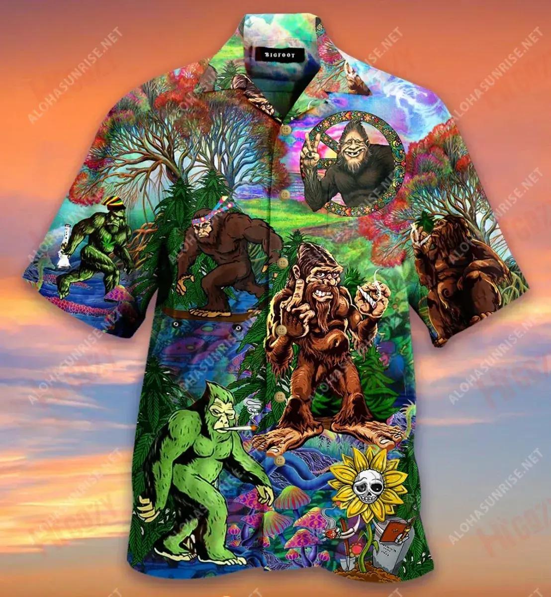Hippie Bigfoot, Keep It Wild And Free Short Hawaiian Shirt Summer Tropical Shirts Hawaiian Crazy Shirts Hawaiian Shirts For Men, Hawaiian Shirt Gift, Christmas Gift