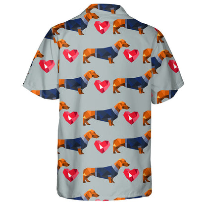 Polygonaler geometrischer Dackel in Kleidung und rotem Herz Hawaiihemd, Hawaiihemd Geschenk, Weihnachtsgeschenk