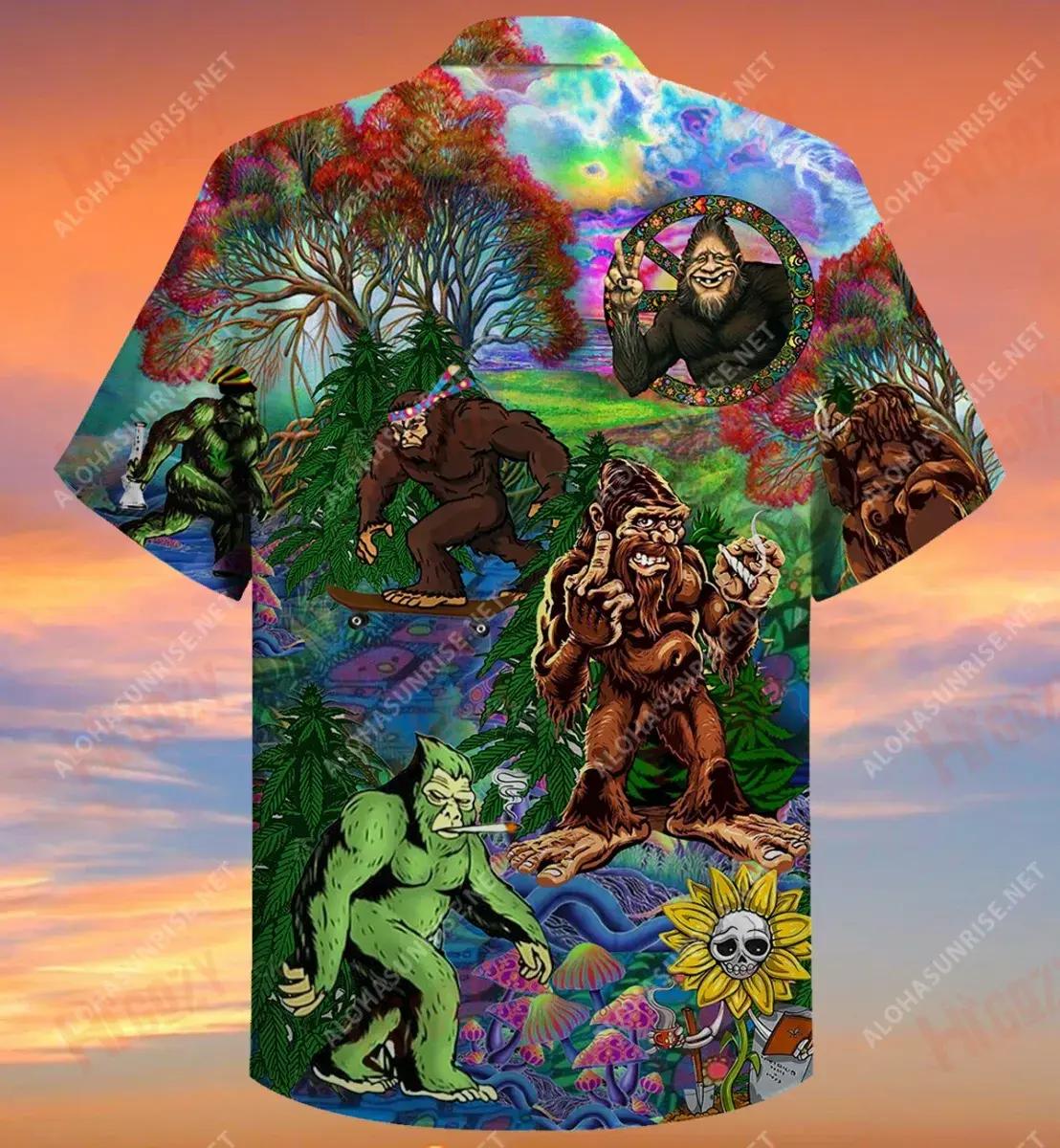 Hippie Bigfoot, Keep It Wild And Free Short Hawaiian Shirt Summer Tropical Shirts Hawaiian Crazy Shirts Hawaiian Shirts For Men, Hawaiian Shirt Gift, Christmas Gift