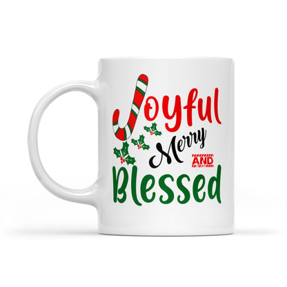 Fröhliche, frohe und gesegnete Weihnachten. Weiße Tasse als Geschenk für Weihnachten